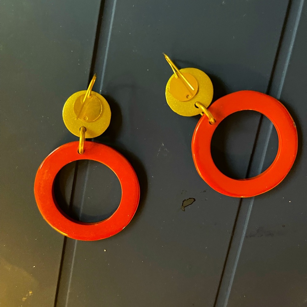 Round orange earrings